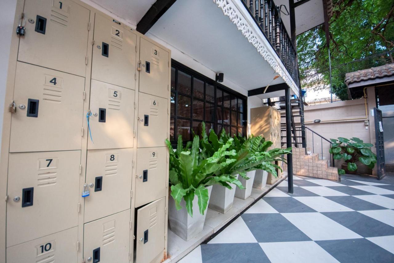 The Hidden House Hostel Bangkok Exterior photo