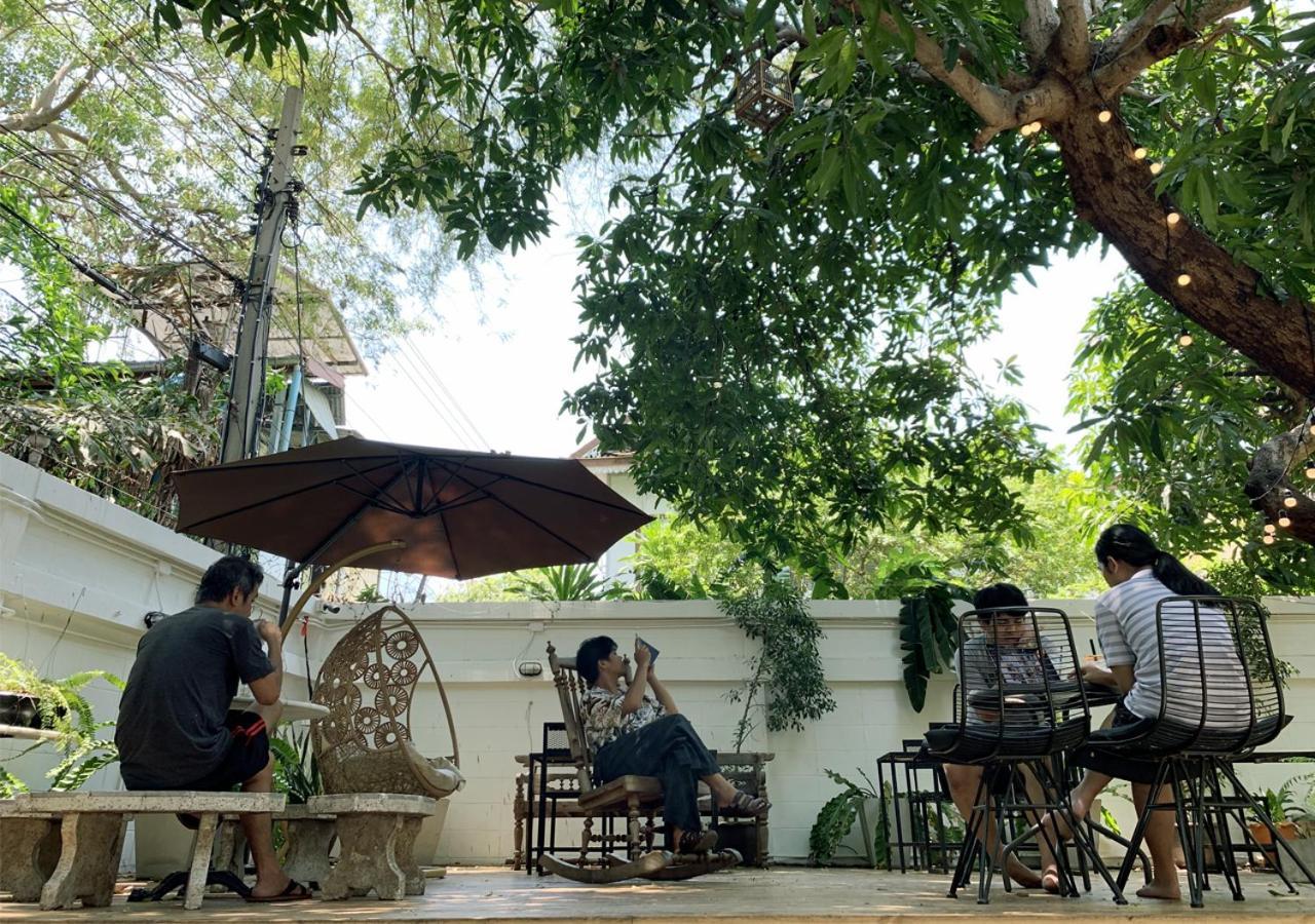 The Hidden House Hostel Bangkok Exterior photo